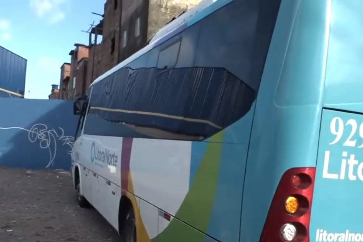 Micro-ônibus é assaltado no bairro de Santa Mônica, em Salvador