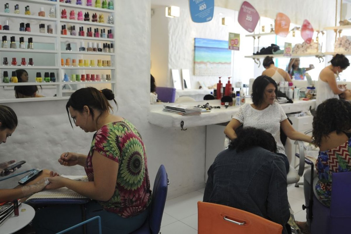 Setor de serviços cai 7,8% em 2020, aponta IBGE
