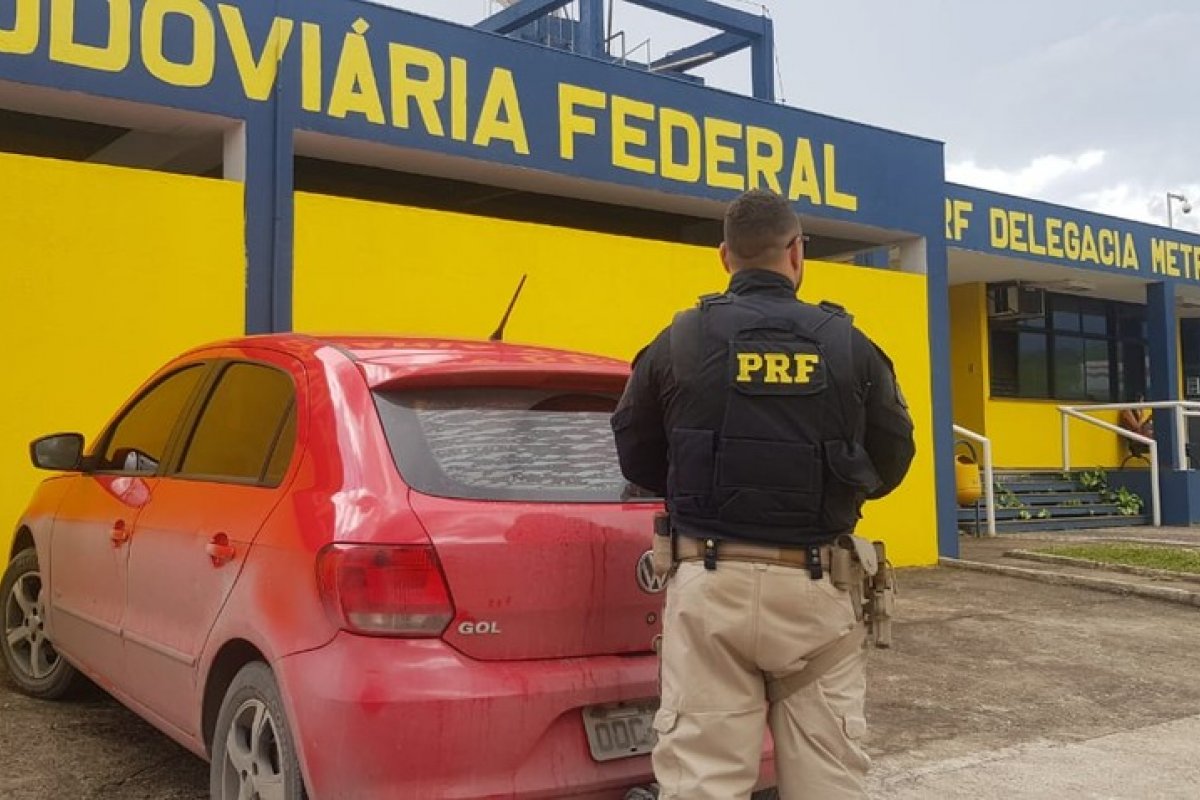 Mulher descobre que companheiro usava nome falso há 12 anos para esconder crime durante blitz da PRF