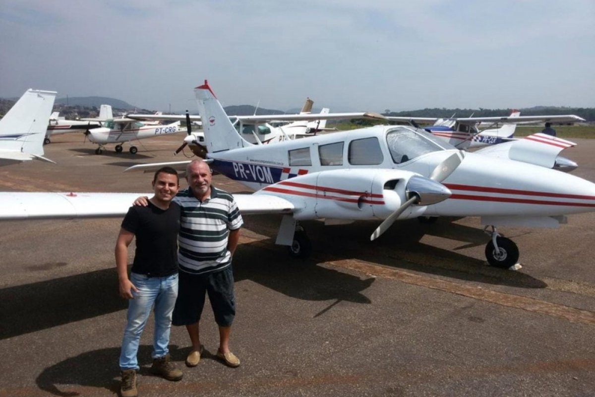 Piloto sobrevoa cemitério em MS por quase 1 hora para se despedir do pai