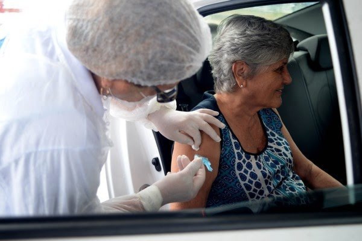 Lauro de Freitas vacina idosos maiores de 86 anos nesta quinta-feira (11)