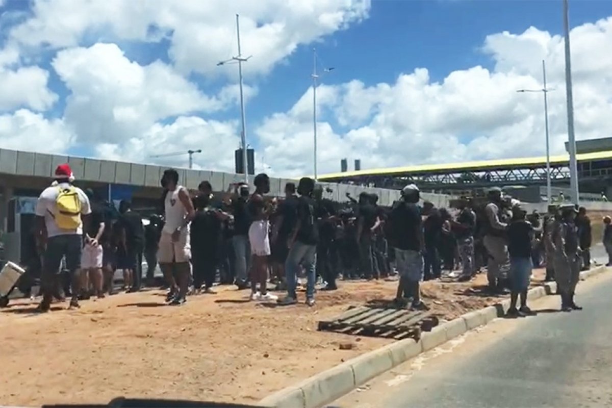 Profissionais do entretenimento protestam na Av. ACM, em Salvador