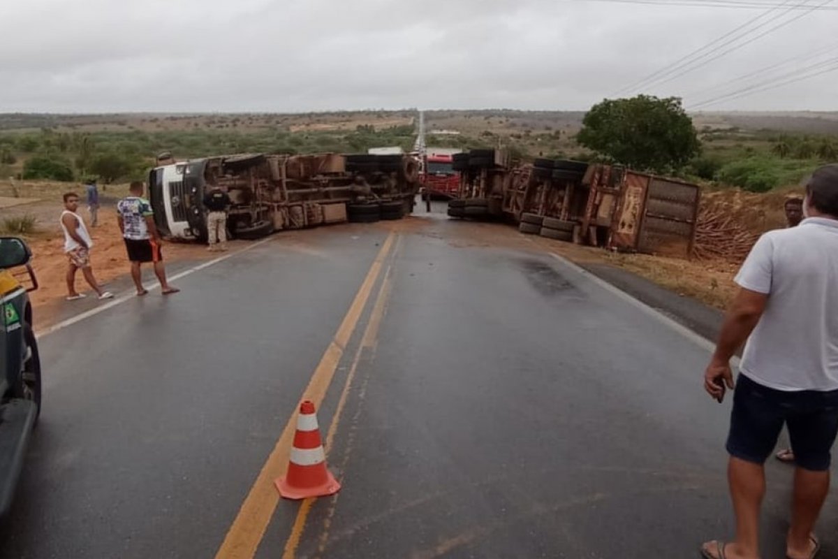 Veículo tomba na BR 410 e rodovia é interditada na Bahia