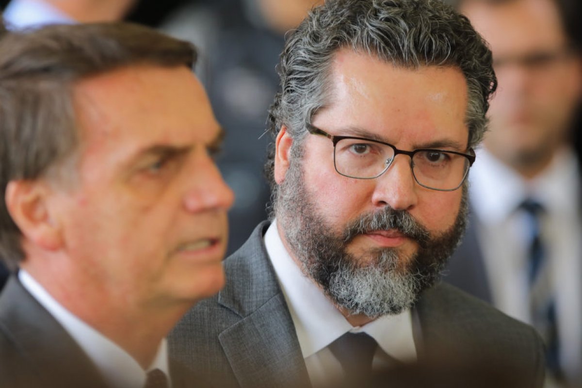 Chanceler de Bolsonaro tem primeira conversa com chefe da diplomacia de Joe Biden