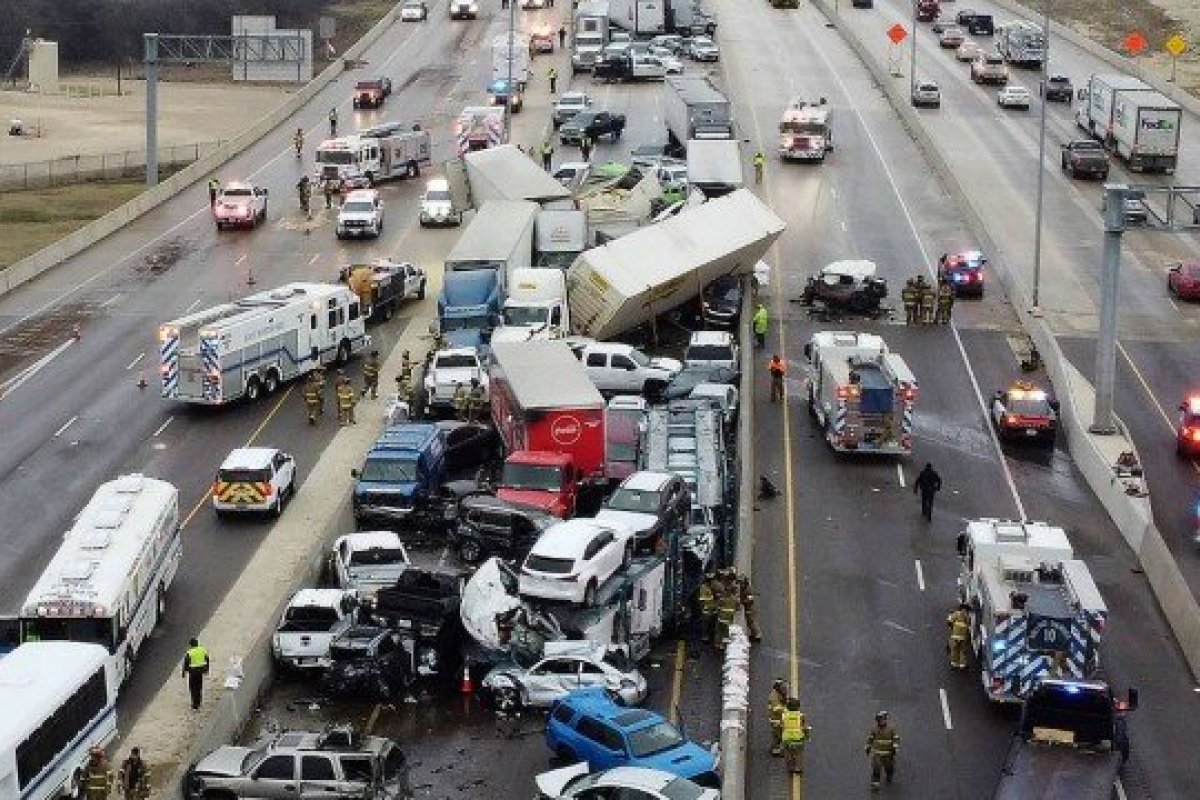 Engavetamento com 100 carros mata 5 e deixa 36 feridos em Texas, nos EUA 