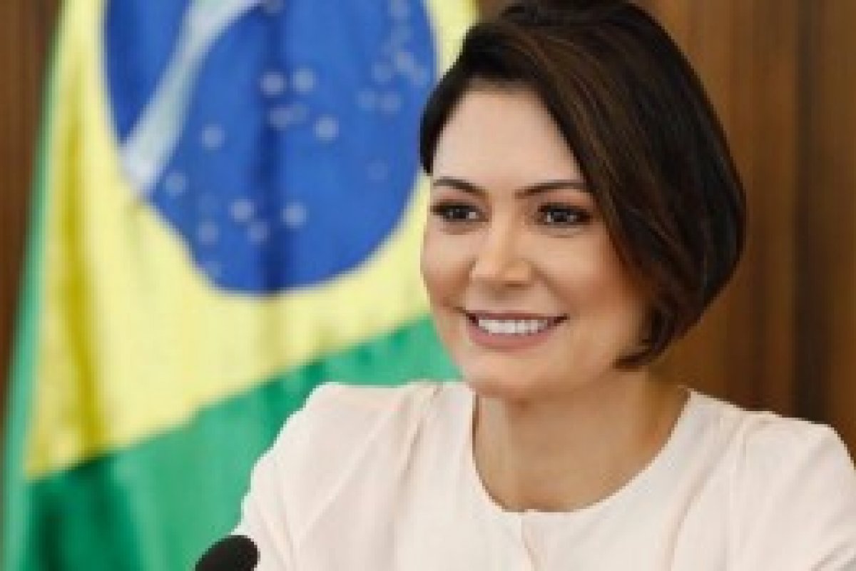 Michelle Bolsonaro posta foto vestida de pacote de macarrão