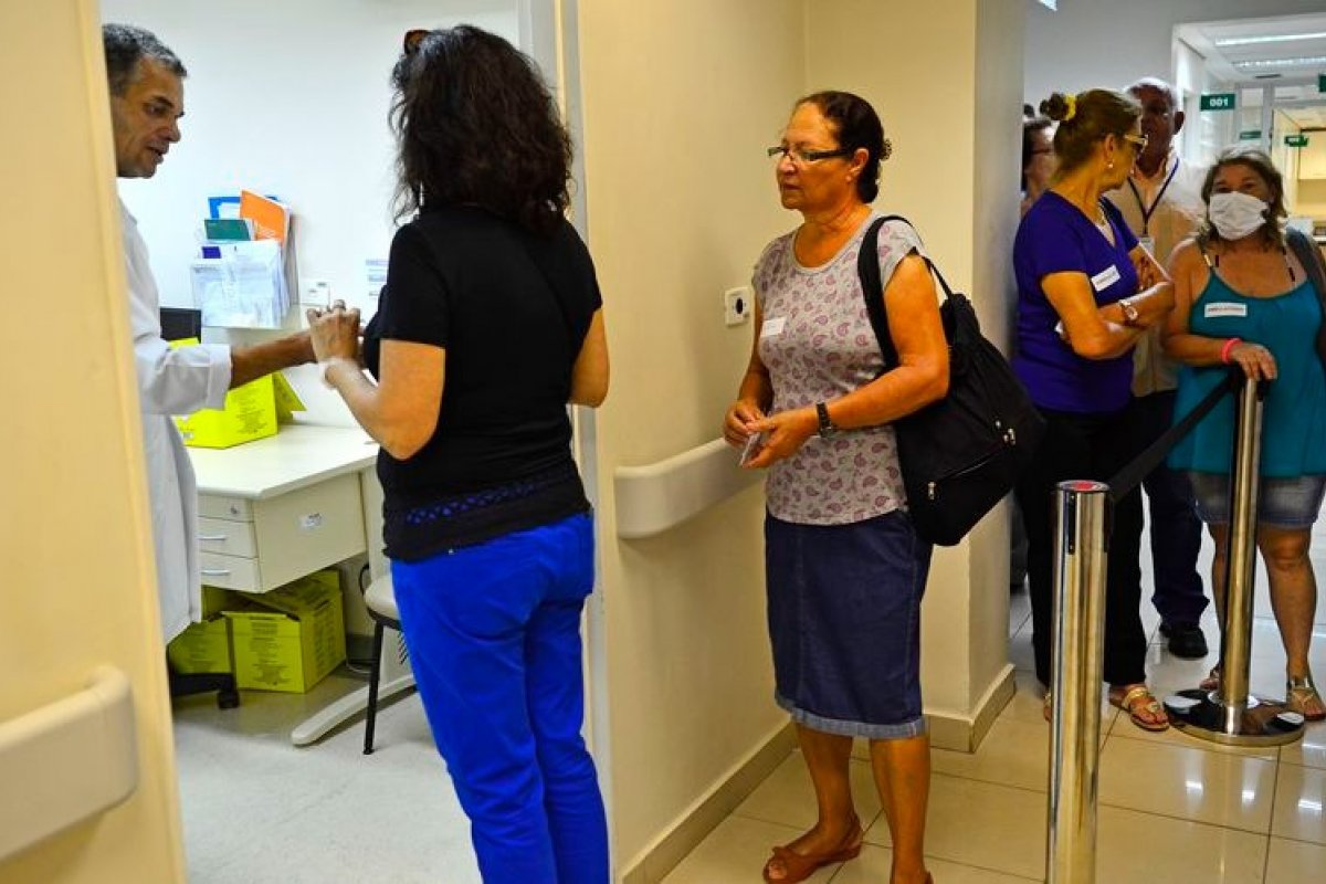 Lei para punir quem fura fila da vacina