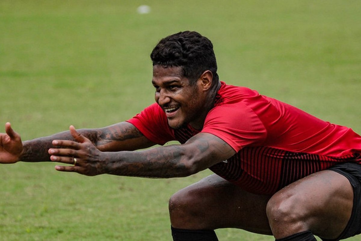 Rodrigo Chagas começa a definir atletas que não serão usados pelo Vitória na próxima temporada