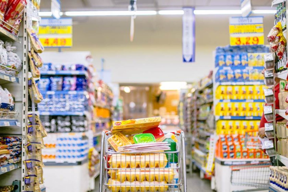 Custos com alimentação básica no Brasil correspondem a 33,7% do salário mínimo