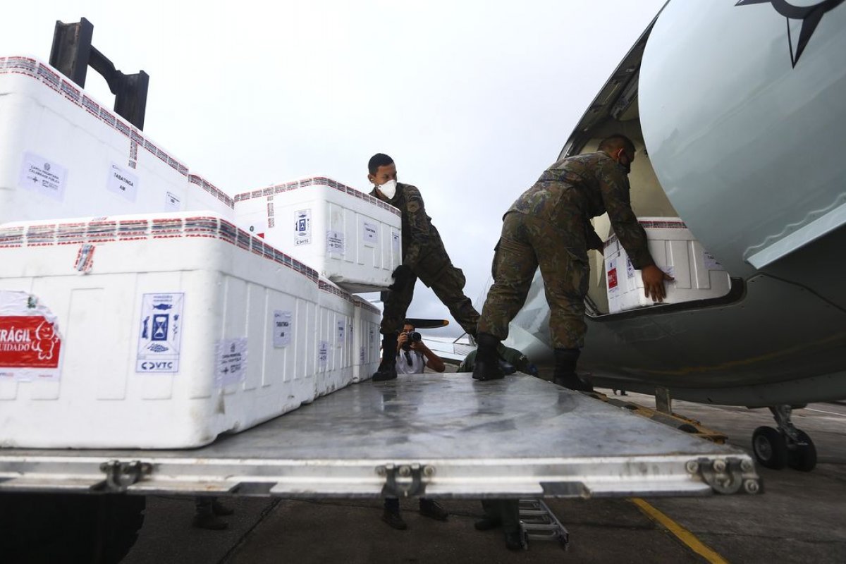 Bolsonaro assina decreto provisório de Orçamento para garantir aquisição de vacinas
