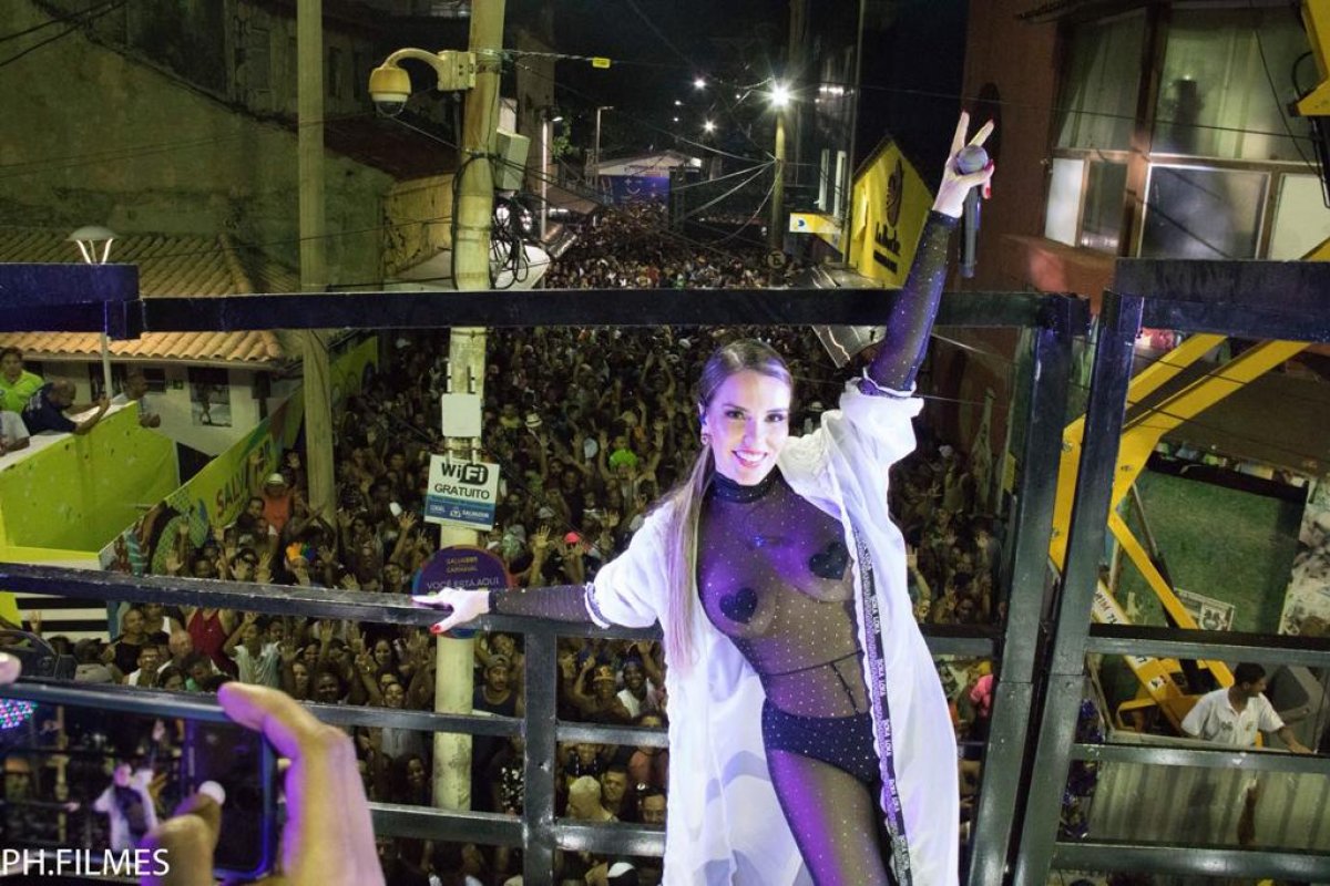 Kattê celebra aniversário com Live de Carnaval