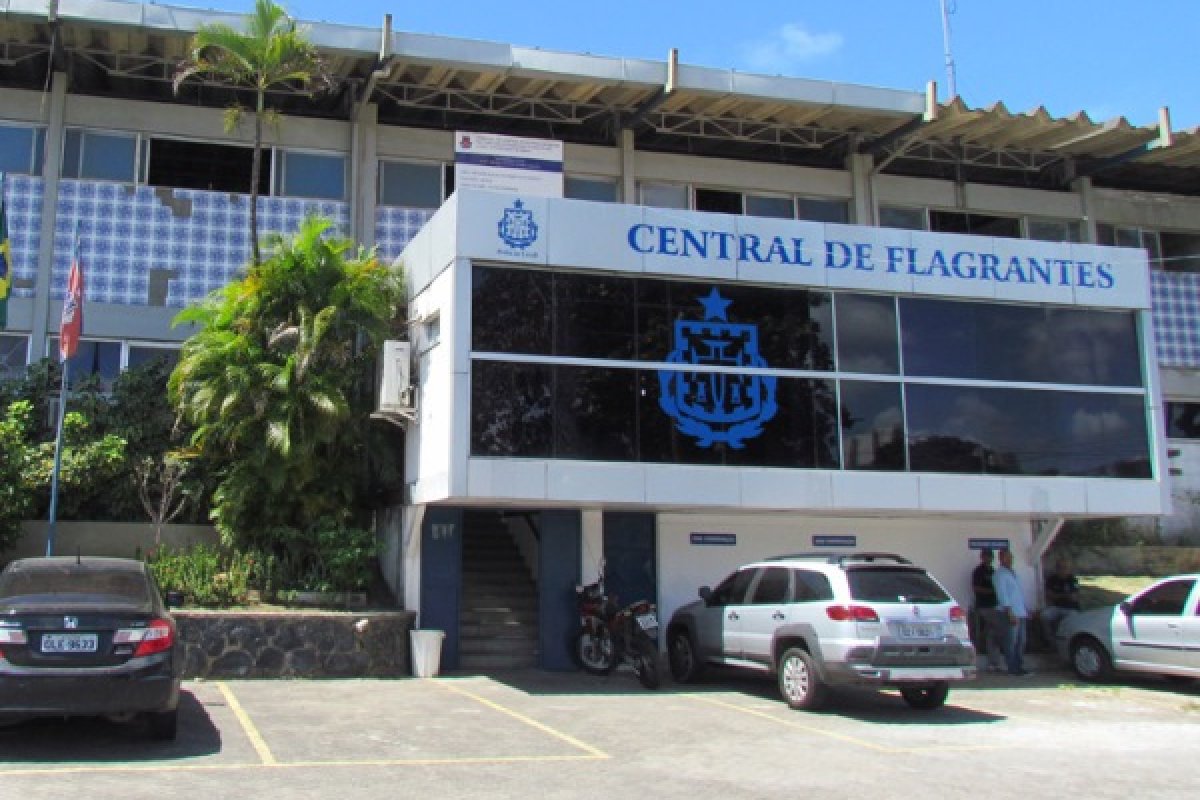 Homens são presos em flagrante após roubar e agredir mulher no Rio Vermelho