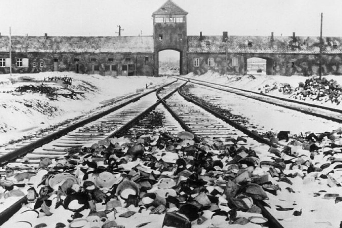Governo da Polônia lança ofensiva contra historiadores do Holocausto