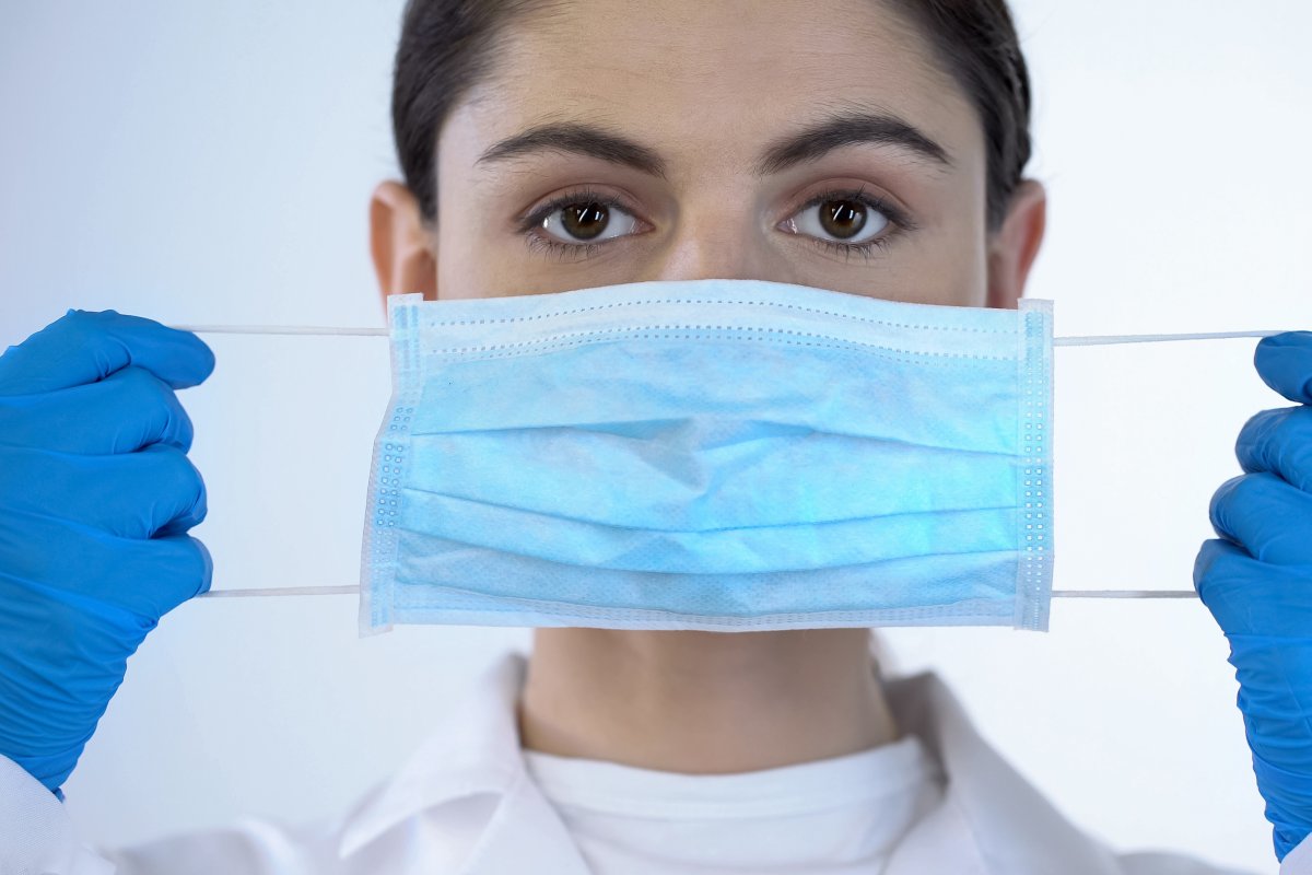 Usar duas máscaras é mais eficaz? Saiba a segurança do método contra a novas variantes da Covid-19