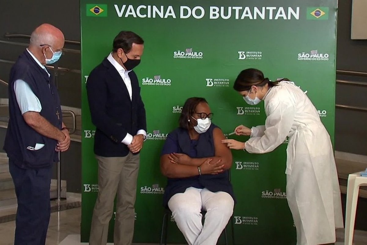 Enfermeira Mônica Calazans, primeira vacinada contra Covid-19 no país, recebe 2° dose da  CoronaVac  
