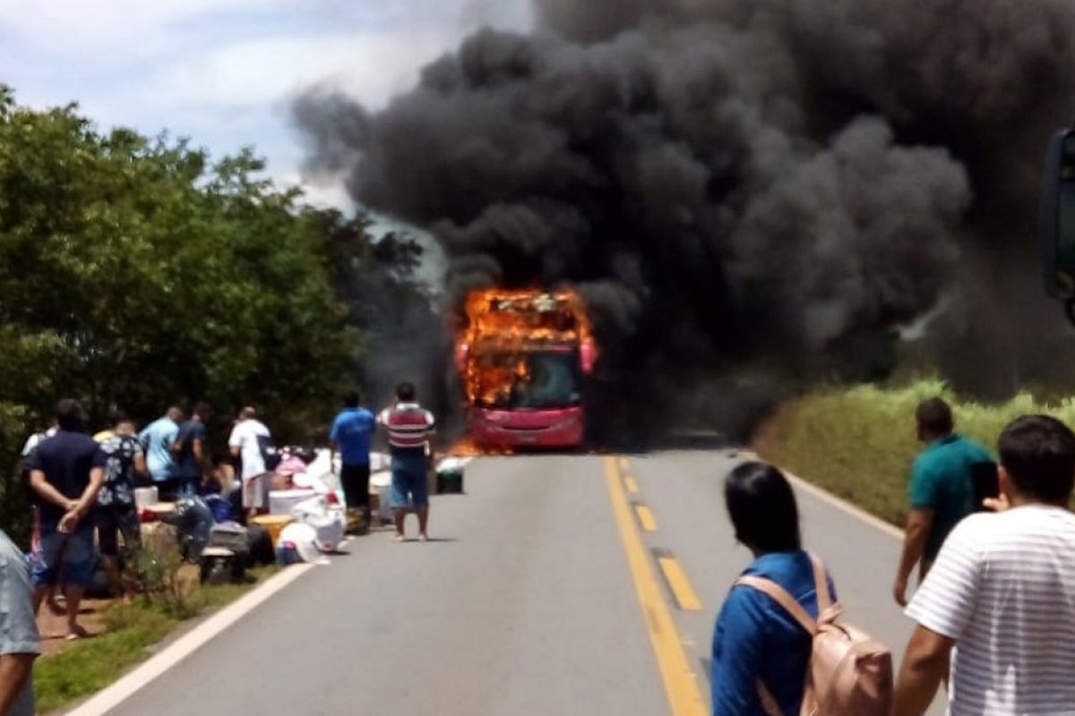Ônibus com destino ao Ceará pega fogo na BR 135, no oeste da Bahia