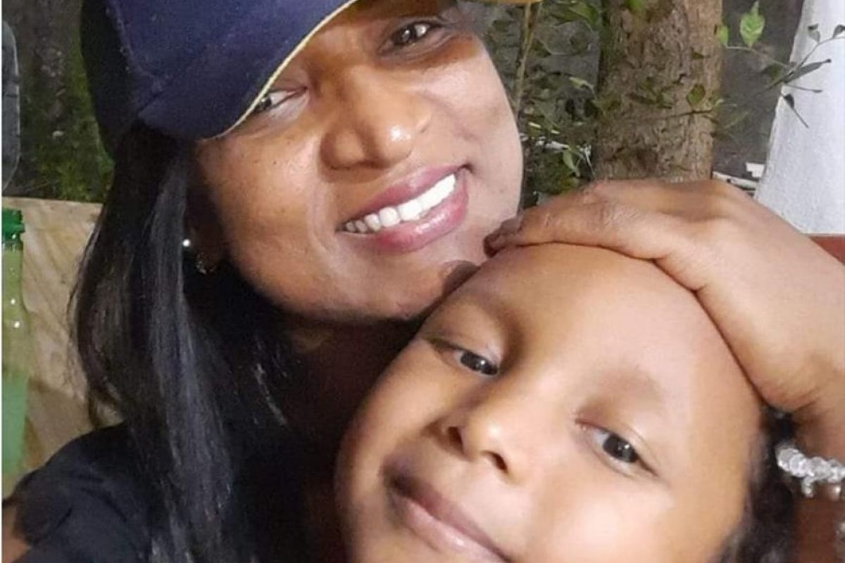 Familiares enviaram mensagens para celular da mulher, encontrada morta com o filho, e foram respondidos