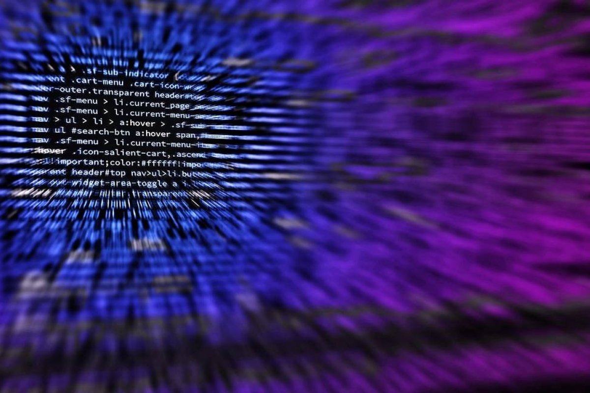 Hacker vende dados de celulares e rede social de oito milhões de brasileiros