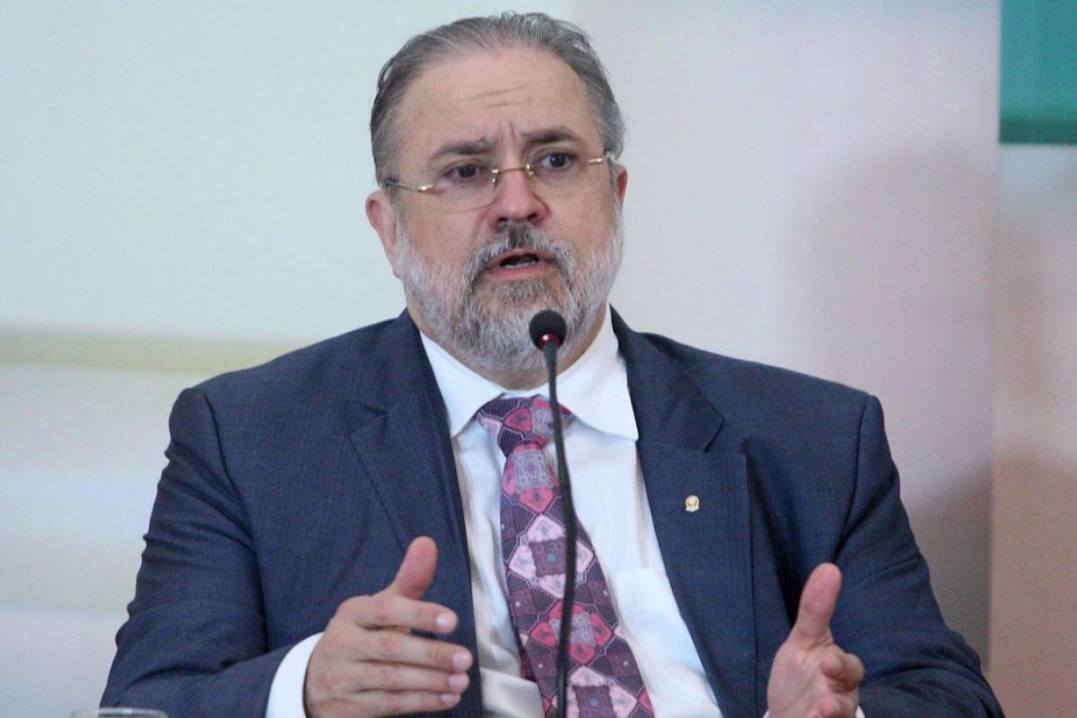 Aras diz não ver relação entre inquérito de Bolsonaro e supostos relatórios da Abin para Flávio