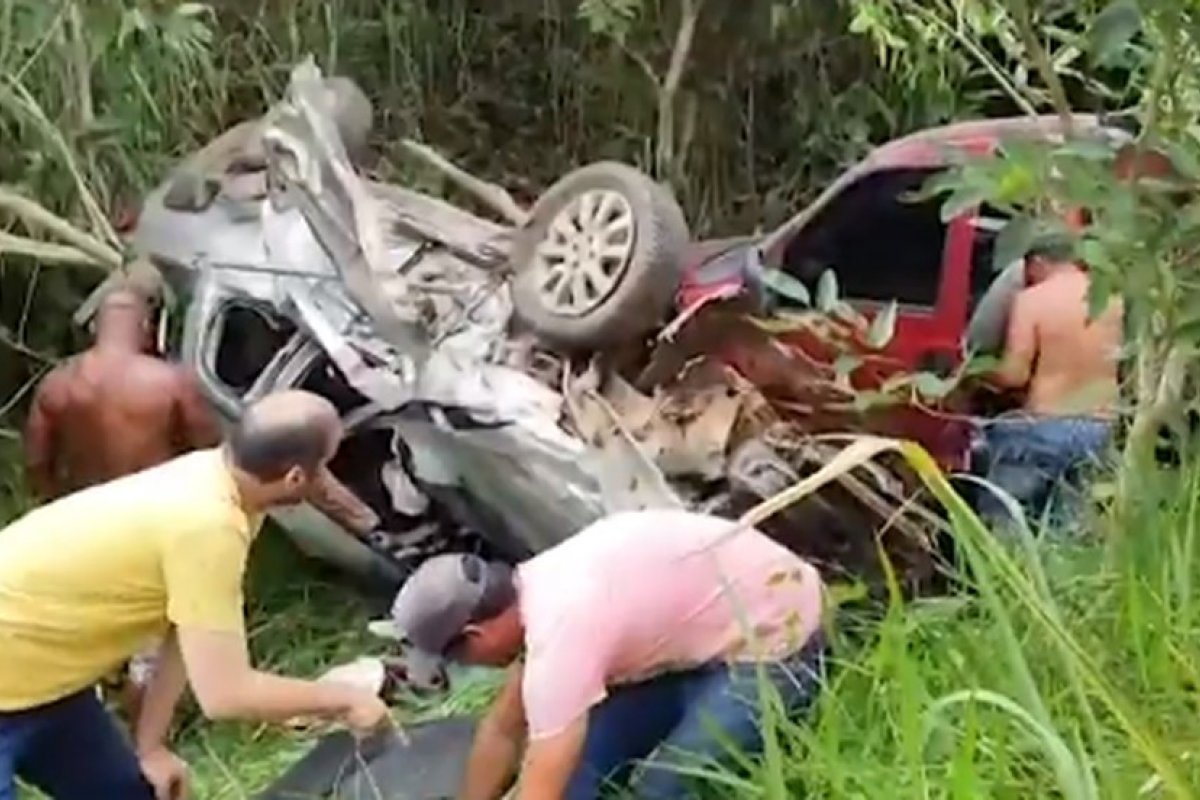 Cinco pessoas ficam feridas após colisão entre duas caminhonetes e um carro no sul da Bahia