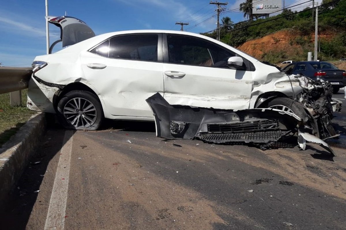 Carro fica destruído após bater em guard rail na Av. Paralela, em Salvador