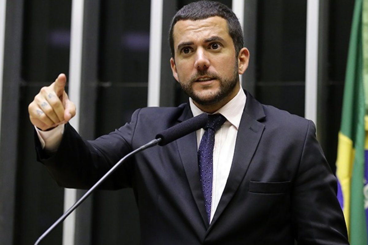 Professora baiana que desejou morte de criancas ricas é processada por deputado