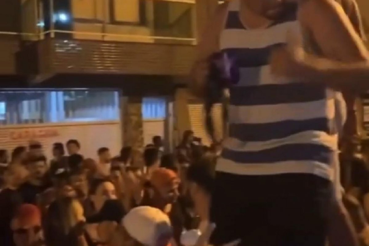 Vídeo: Jovens são flagrados em aglomeração no Espírito Santo em celebração ao Carnaval