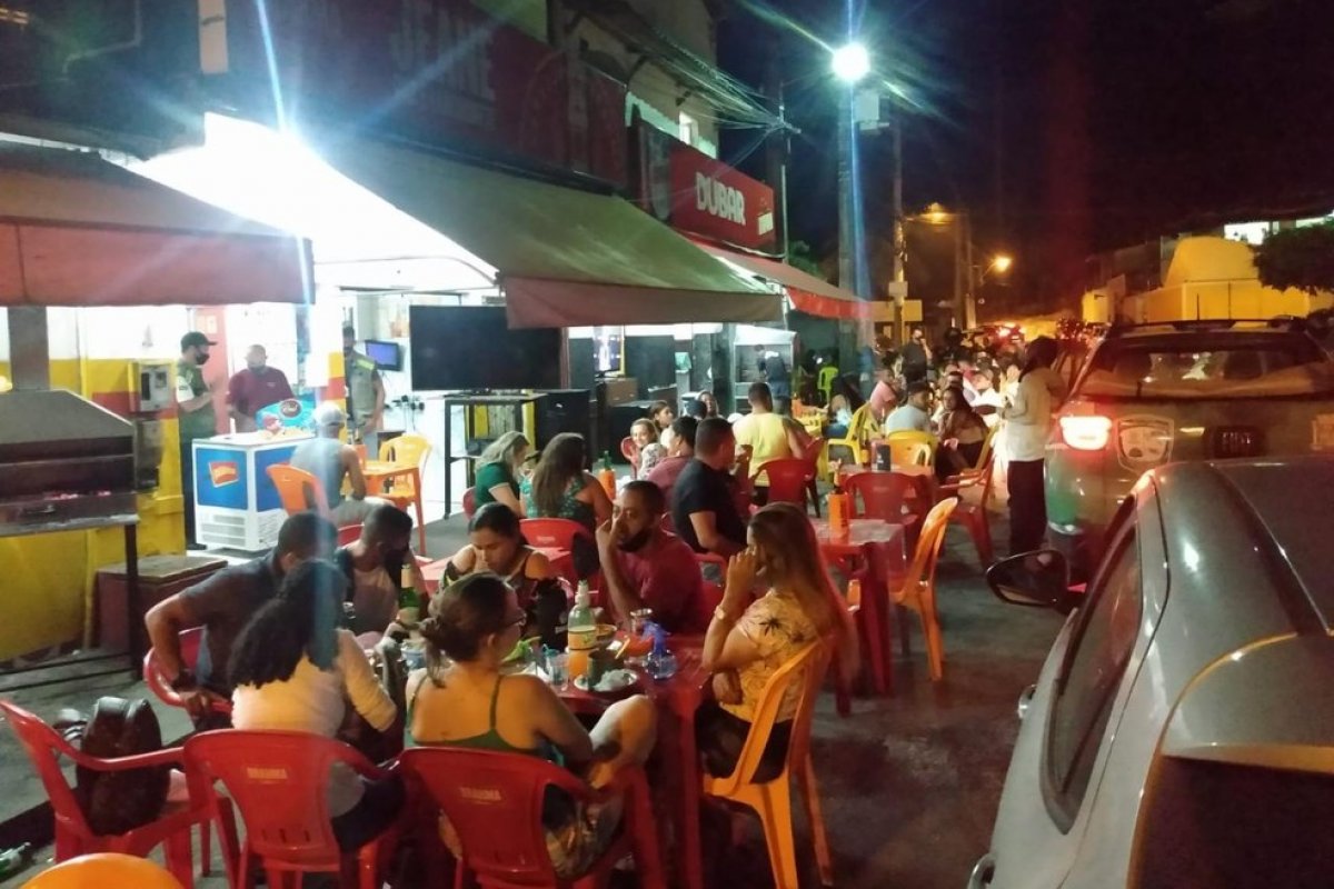 Bares são notificados e aparelhos de som apreendidos em fiscalização registrada em Porto Seguro, sul da Bahia