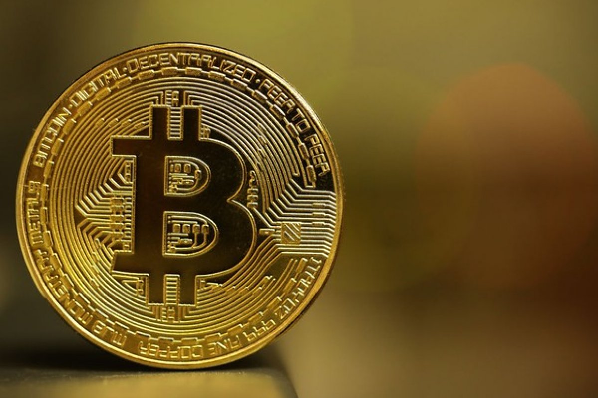 Com adoção maior, Bitcoin bate recorde em valor e se aproxima de 50 mil dólares