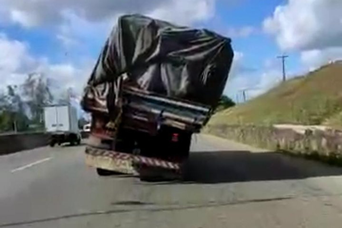 Vídeo: Caminhão quase tomba enquanto passava pela BR-324, em Salvador