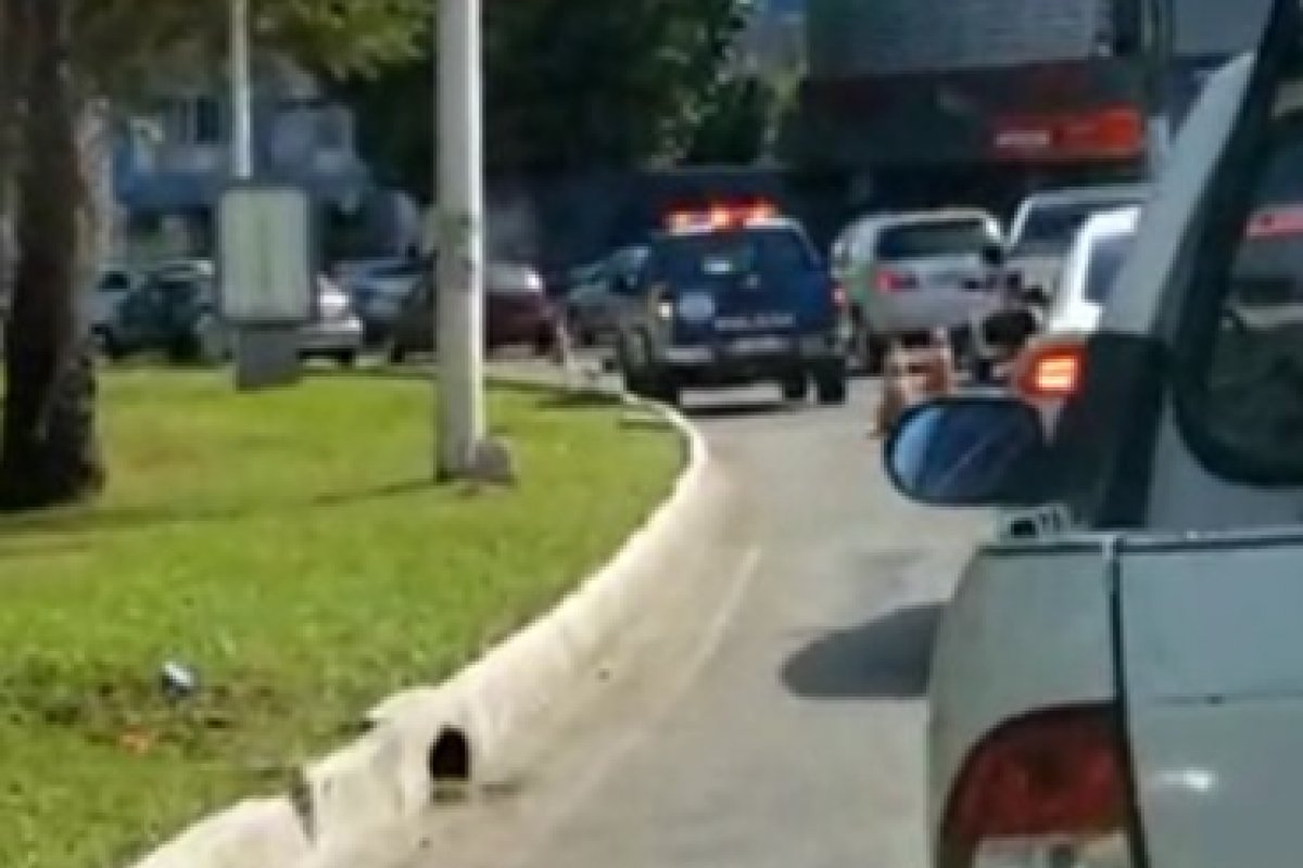 Vídeo: Viatura da PM parada na via deixa trânsito lento na Avenida Lucaia