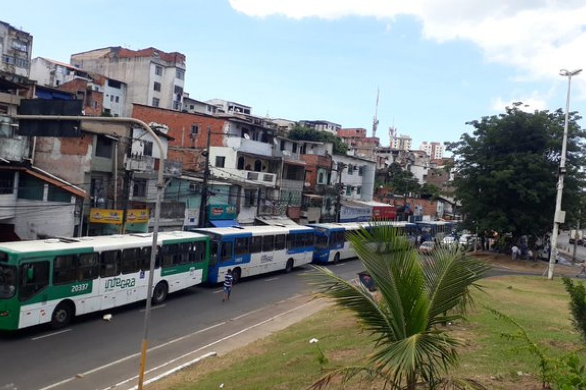 Rodoviários realizam protesto na entrada da Estação da Lapa