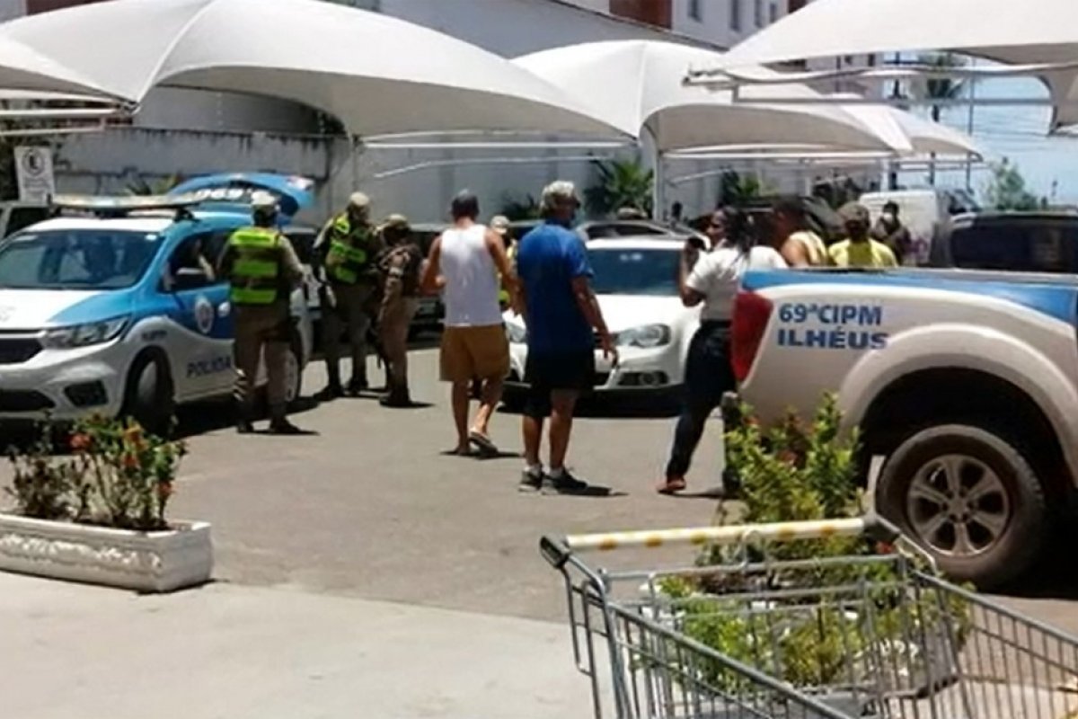 Segurança de supermercado fica ferido após ser atacado a golpes de faca em Ilhéus