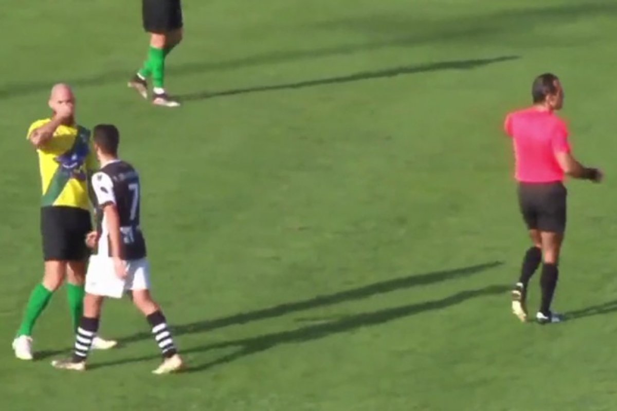 Jogador é expulso de partida em Portugal após assoa o nariz na direção de adversário