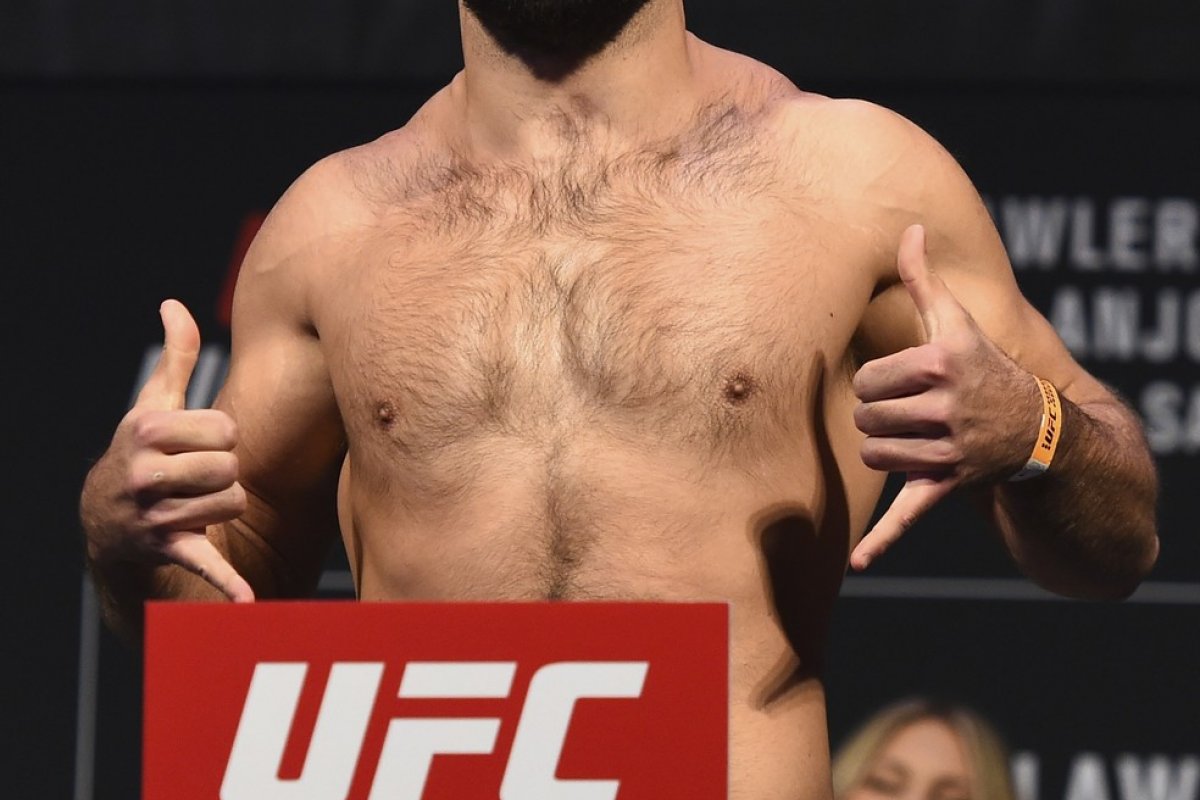 Lutador do UFC pede Miley Cyrus em namoro após vencer luta