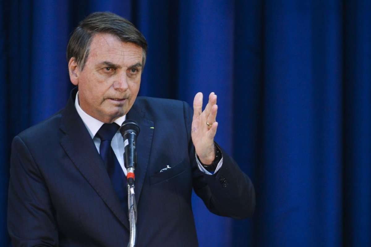 Bolsonaro faz propaganda de spray nasal contra covid-19 para seguidores