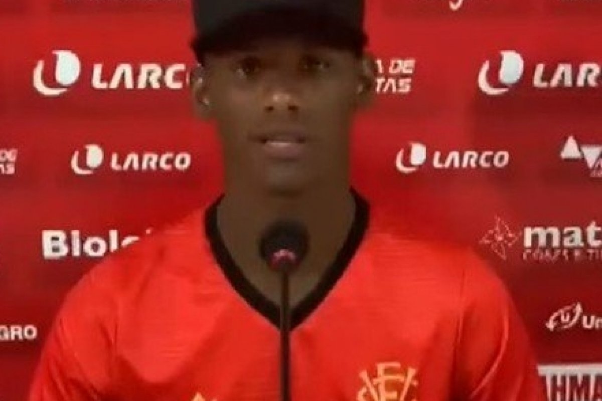 Vitória anuncia contratação do volante João Pedro como reforço para temporada de 2021