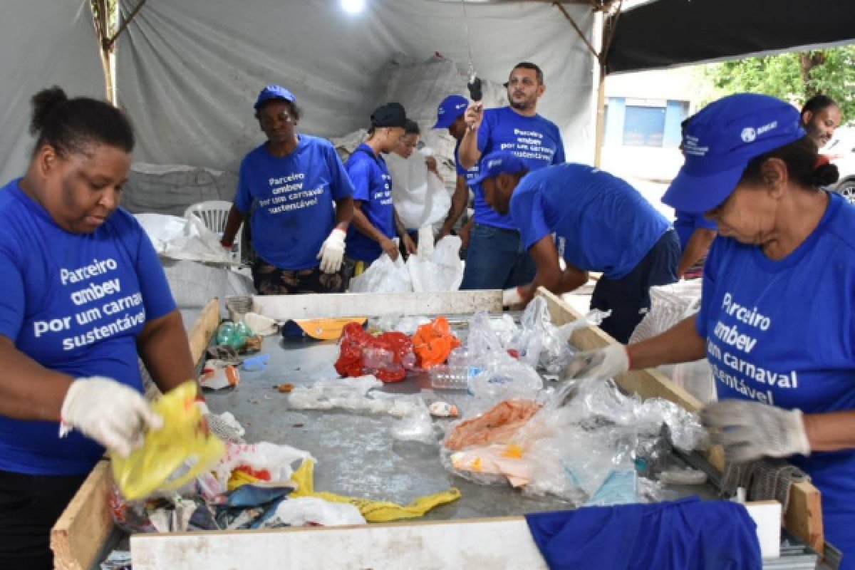Cervejaria oferece auxílio para catadores que iriam atuar no Carnaval