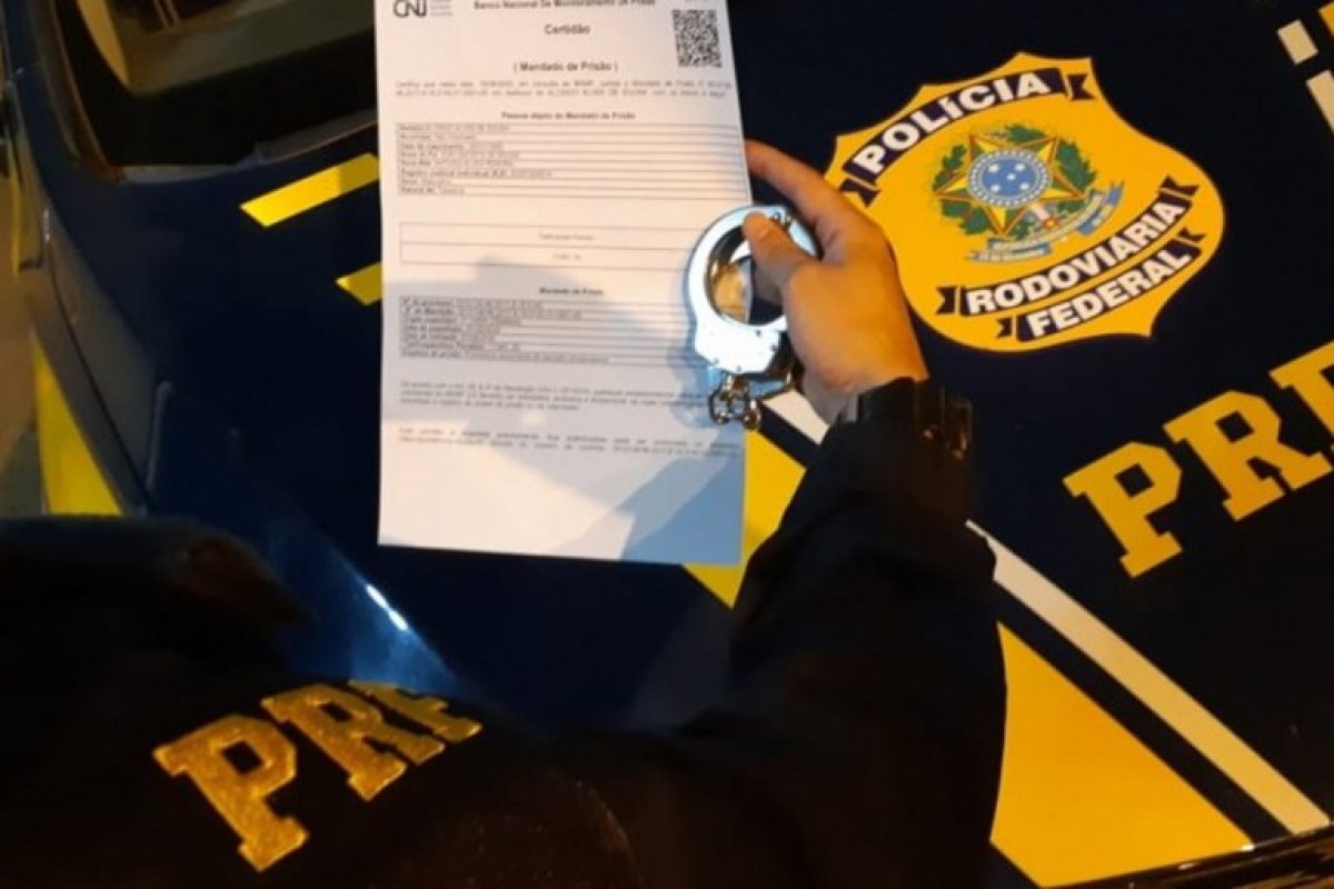 Homem com mandado de prisão em aberto é detido pela PRF