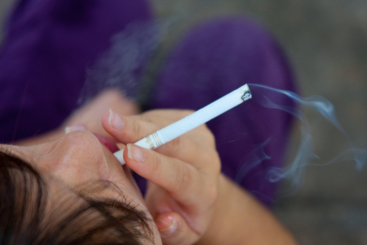 Número de estudantes do ensino fundamental que experimentaram cigarro cai para 32%