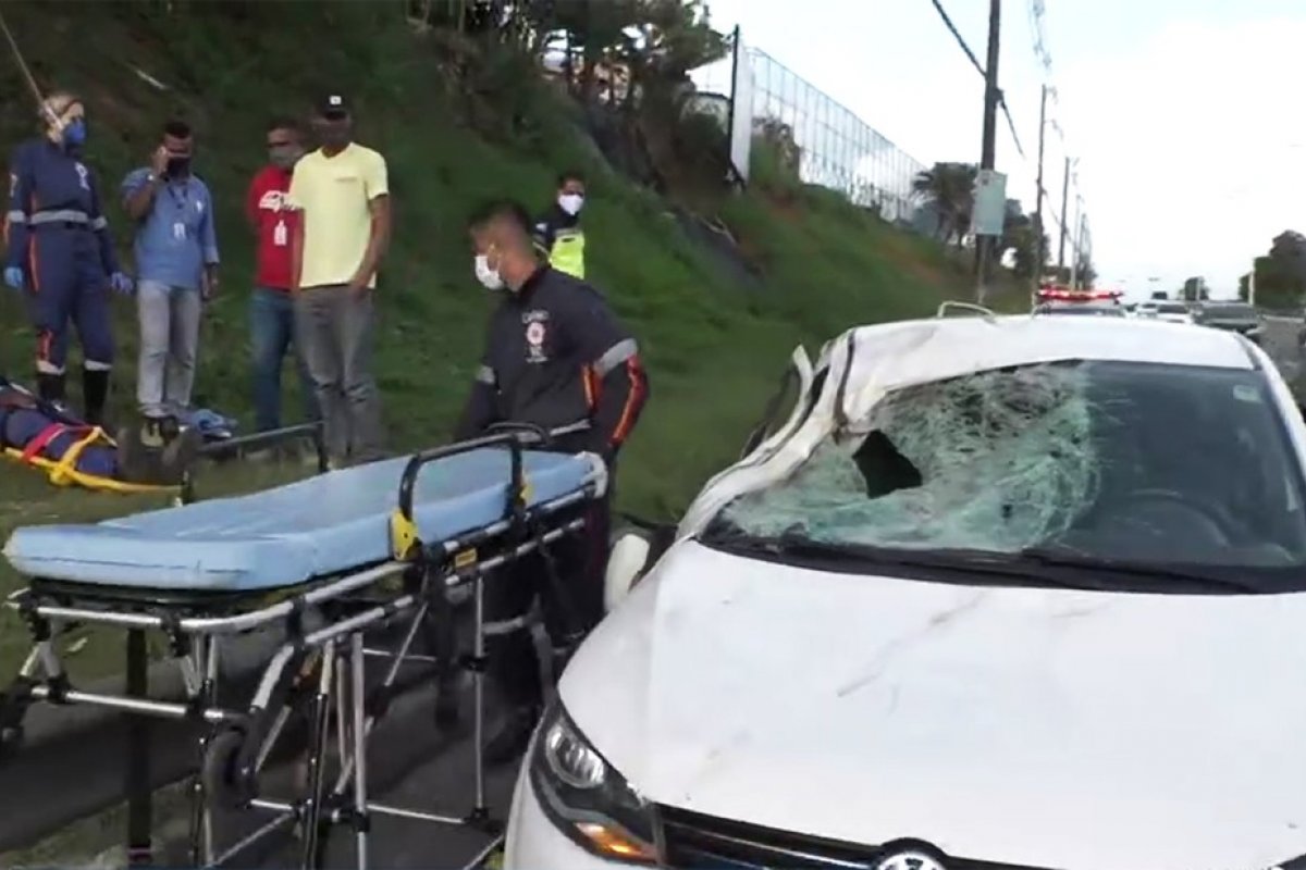 Acidente deixa dois feridos na Av. Paralela, em Salvador