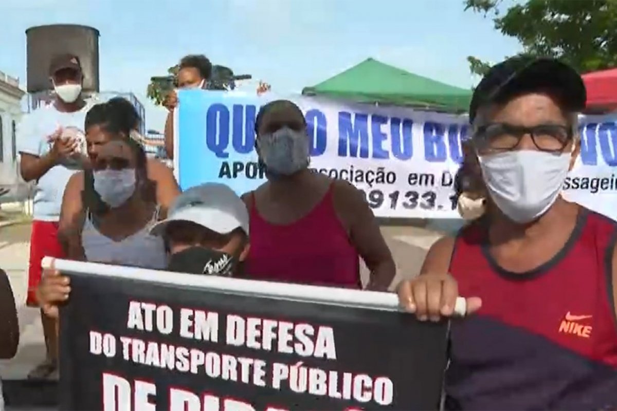 Moradores do bairro de Pirajá realizam protesto contra retirada de linhas de ônibus do local