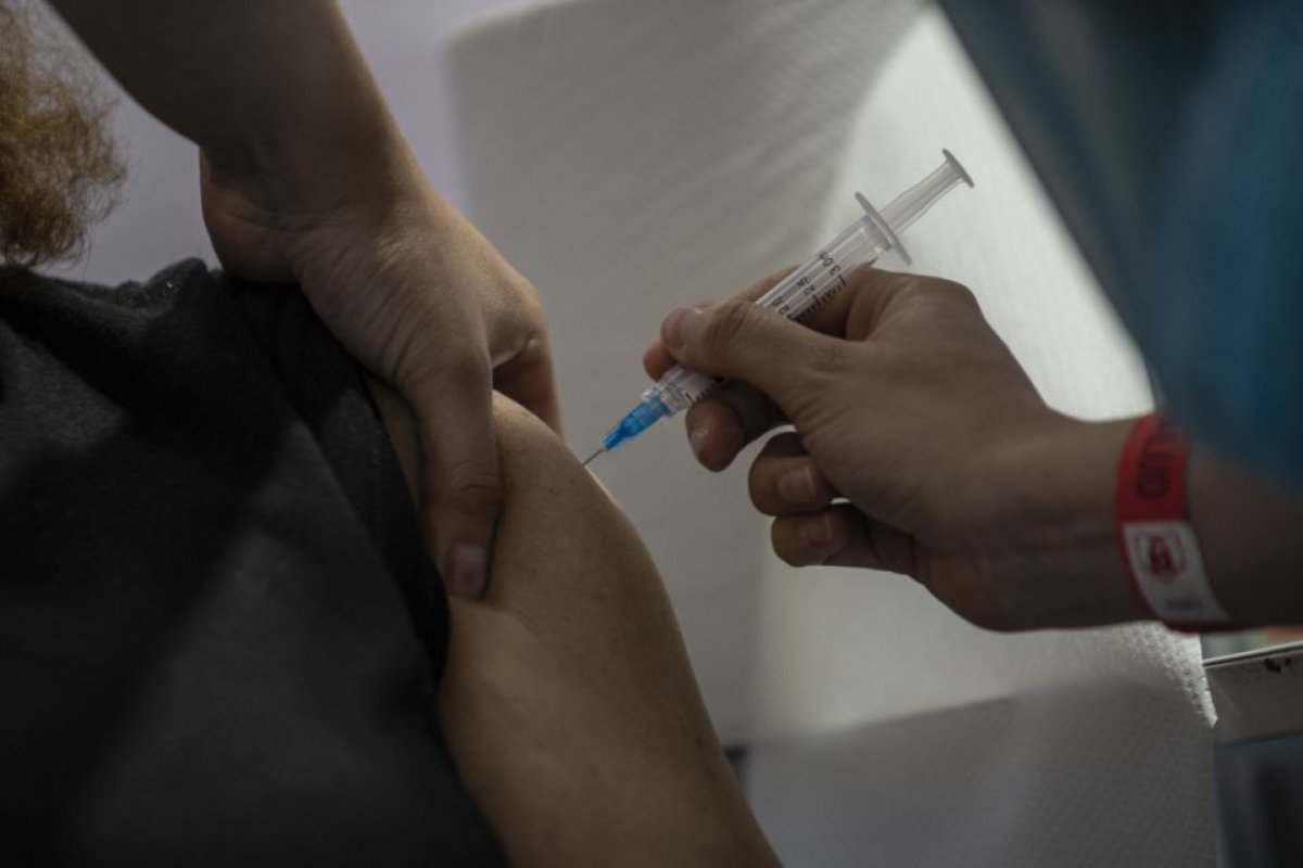 Chile inicia vacinação contra Covid-19 em professores escolares