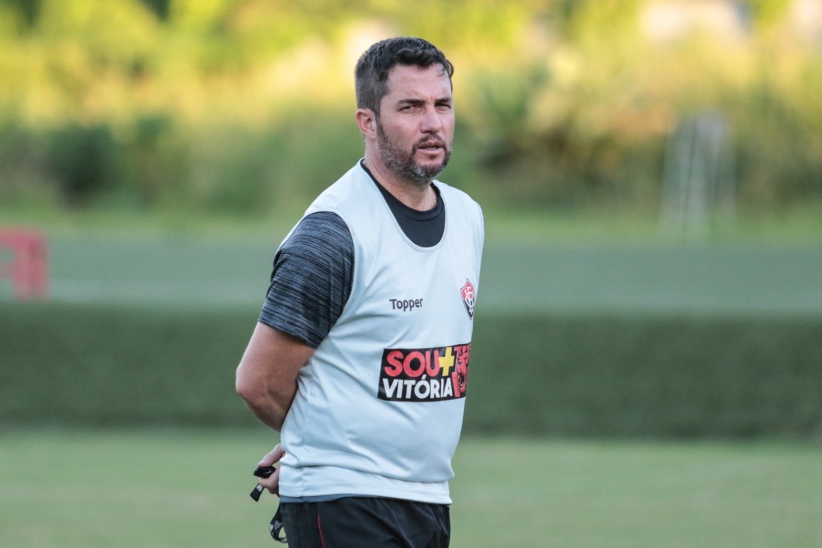 Na estreia de Osmar Loss, Vitória enfrenta o Atlético-Go