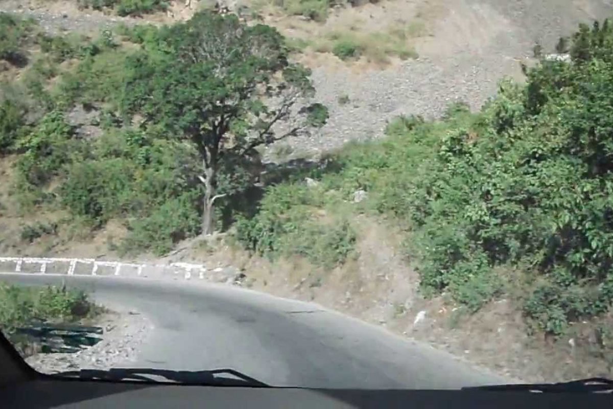 Ônibus cai em rio e deixa dezenas de mortos e feridos na Índia