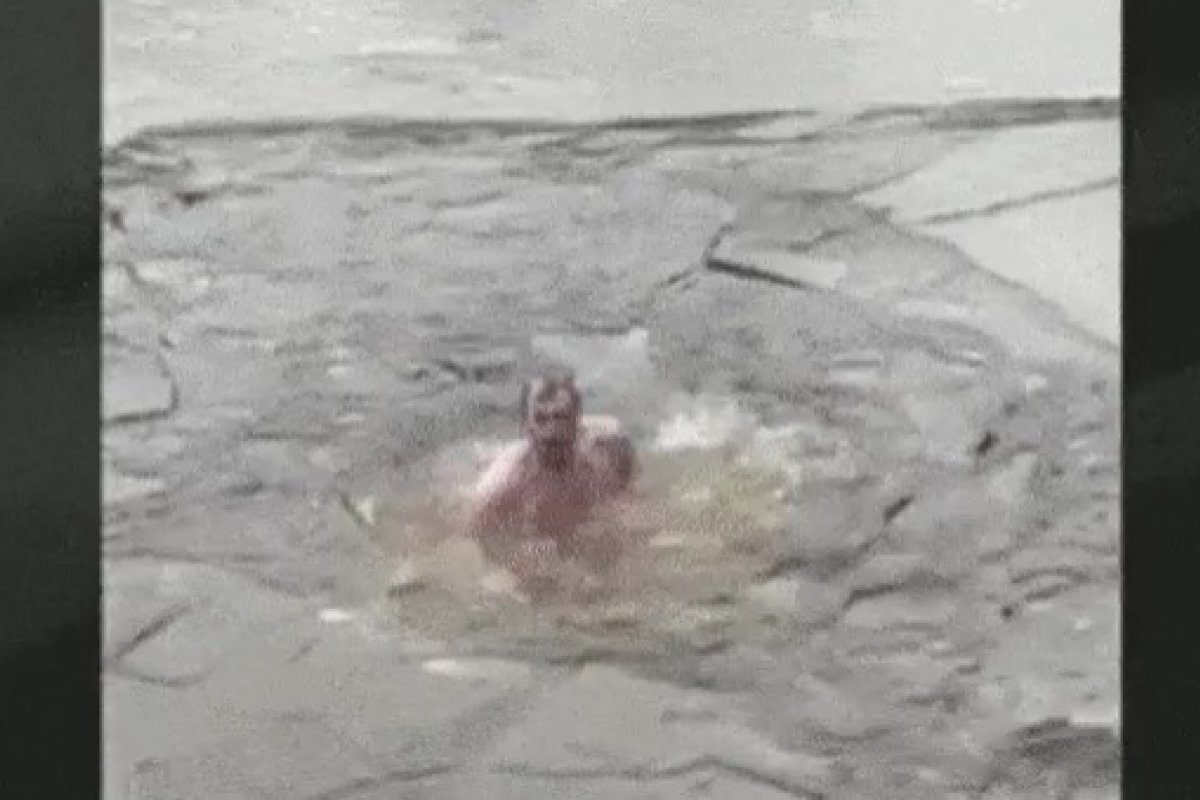 Vídeo: homem que patinava de sunga cai em lago congelado na Holanda