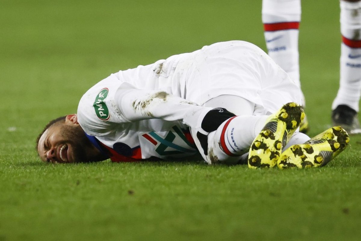 Barcelona x PSG se enfrentam nesta terça-feira e Neymar lamenta ausência na partida