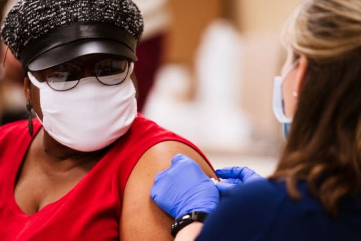 Especialistas apontam que o uso de máscaras e distanciamento derrubam casos de Covid-19 nos EUA