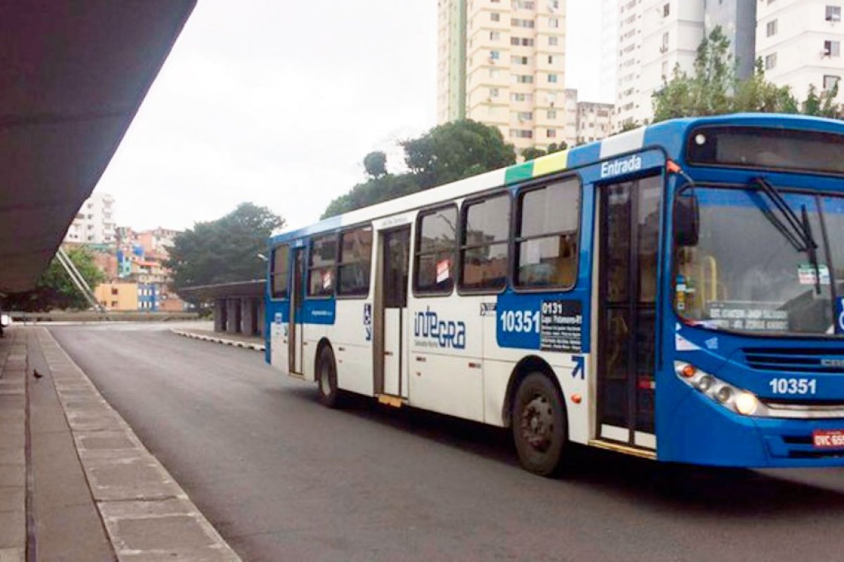 Homens armados se passam por passageiros e assaltam ônibus em Salvador