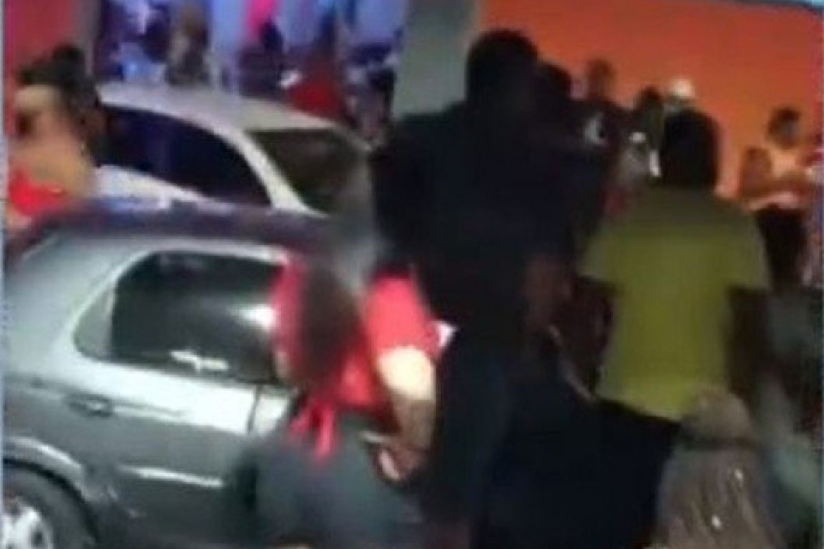 PM interrompe festa de carnaval irregular na Liberdade, em Salvador